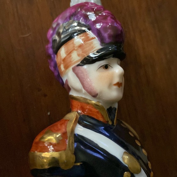 COPY - Vintage Limoges Soldier Hinged Trinket Box - Picture 6 of 7